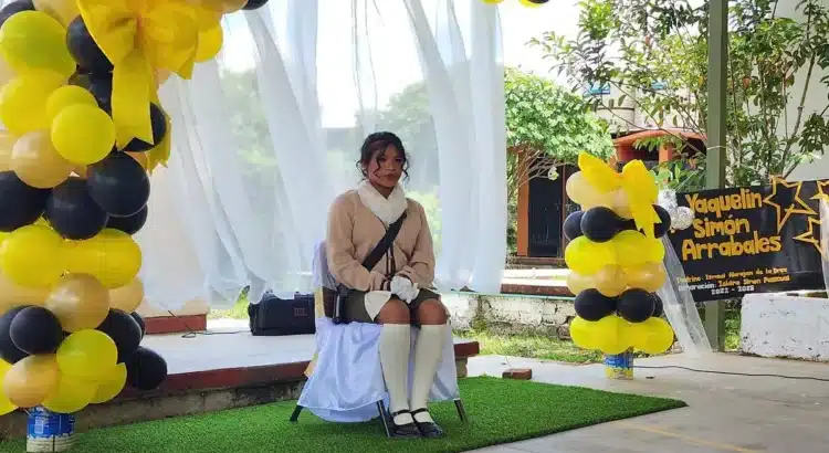 Se gradúa sola y la despiden con ceremonia especial