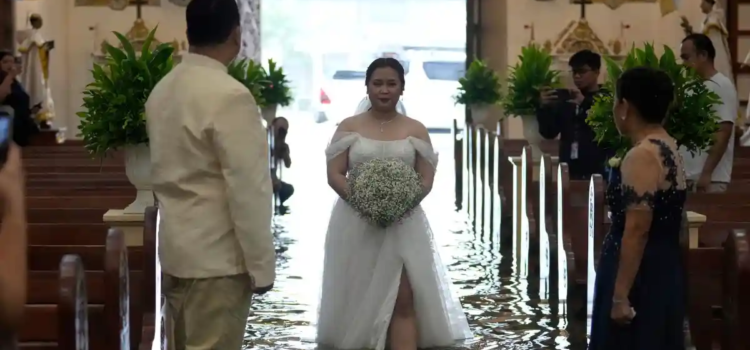En iglesia inundada, pareja celebró su boda En iglesia inundada, pareja celebró su boda