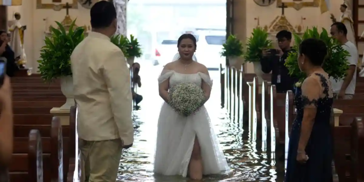 En iglesia inundada, pareja celebró su boda