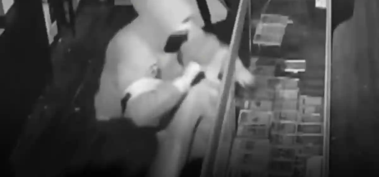 Robó más de 100 mil dólares … en cartas de Pokémon