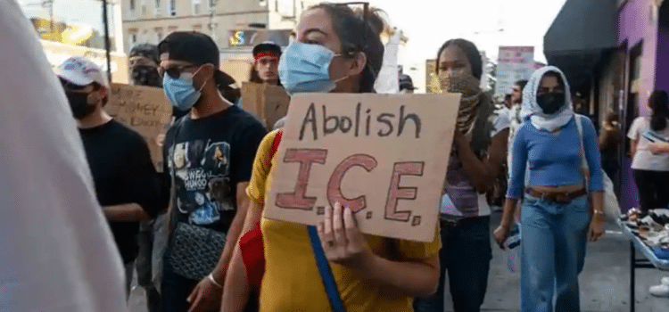 Ordena Jueza federal al ICE detener redadas migratorias en California