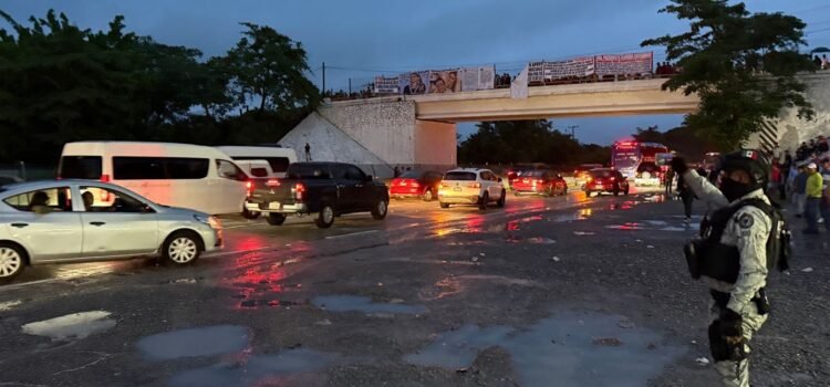 Después de 9 horas liberan Autopista del Sol y carretera federal