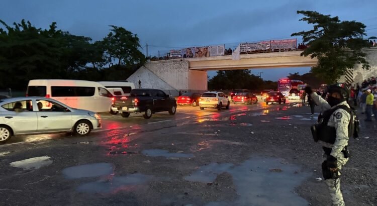 Después de 9 horas liberan Autopista del Sol y carretera federal