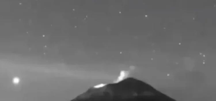 Captan decenas de objetos luminosos sobre el Popocatépetl