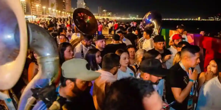 Con banda y cerveza esperaron el tsunami Con banda y cerveza esperaron el tsunami