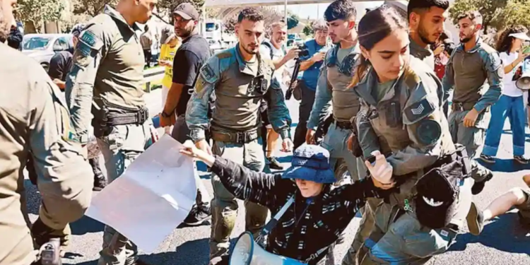Miles de israelíes bloquean las calles como protesta