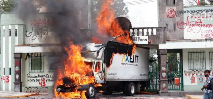 Encapuchados vandalizan el Campo Militar Número 1 durante protestas por caso Ayotzinapa Encapuchados vandalizan el Campo Militar Número 1 durante protestas por caso Ayotzinapa