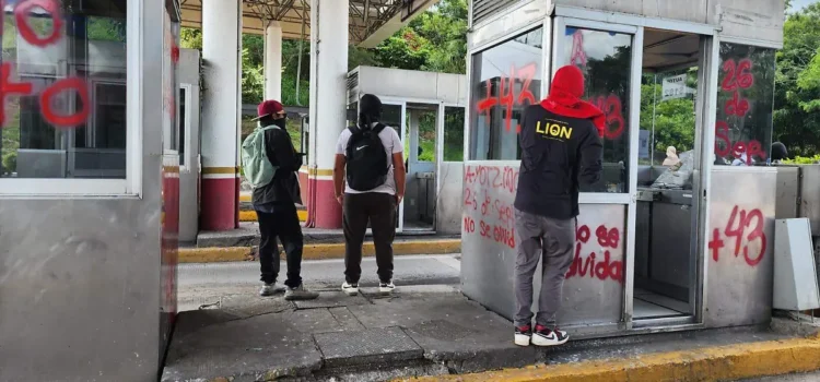 Normalistas de Ayotzinapa toman por segundo día la caseta de Paso Morelos