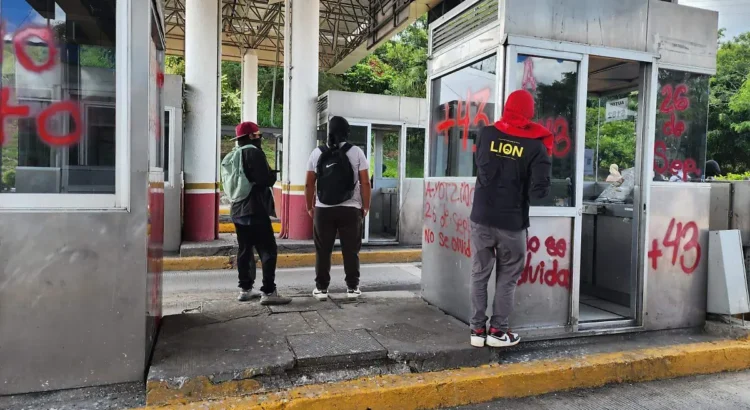 Normalistas de Ayotzinapa toman por segundo día la caseta de Paso Morelos Normalistas de Ayotzinapa toman por segundo día la caseta de Paso Morelos