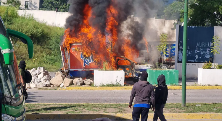 Día violento; vandalizan Palacio de Justicia de Iguala en jornada por los 43 normalistas Día violento; vandalizan Palacio de Justicia de Iguala en jornada por los 43 normalistas