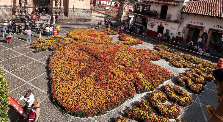 Taxco celebra el Día de Muertos con el Catrín Monumental frente a Santa Prisca Taxco celebra el Día de Muertos con el Catrín Monumental frente a Santa Prisca