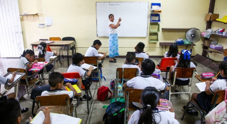 Padres de familia llaman a la SEG a recuperar clases perdidas en Guerrero Padres de familia llaman a la SEG a recuperar clases perdidas en Guerrero
