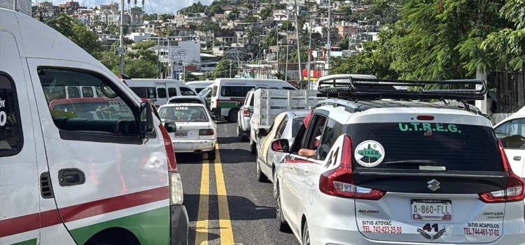 Transportistas bloquean la carretera Acapulco–Zihuatanejo en protesta por presunto abuso policial