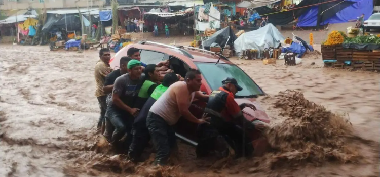 Fuerte tromba provoca severas afectaciones en Tlapa de Comonfort Fuerte tromba provoca severas afectaciones en Tlapa de Comonfort