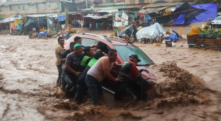 Fuerte tromba provoca severas afectaciones en Tlapa de Comonfort