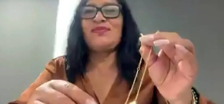 Declara que es un collar “de acero” y no de lujo: Alcaldesa de Acapulco Declara que es un collar “de acero” y no de lujo: Alcaldesa de Acapulco