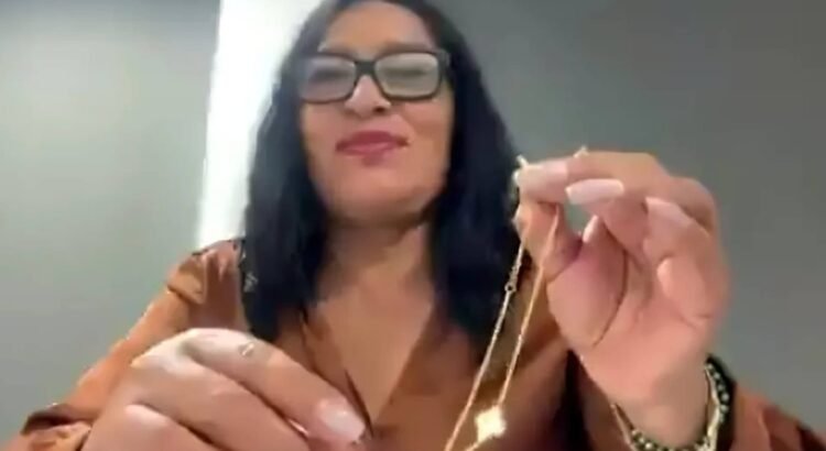 Declara que es un collar “de acero” y no de lujo: Alcaldesa de Acapulco Declara que es un collar “de acero” y no de lujo: Alcaldesa de Acapulco