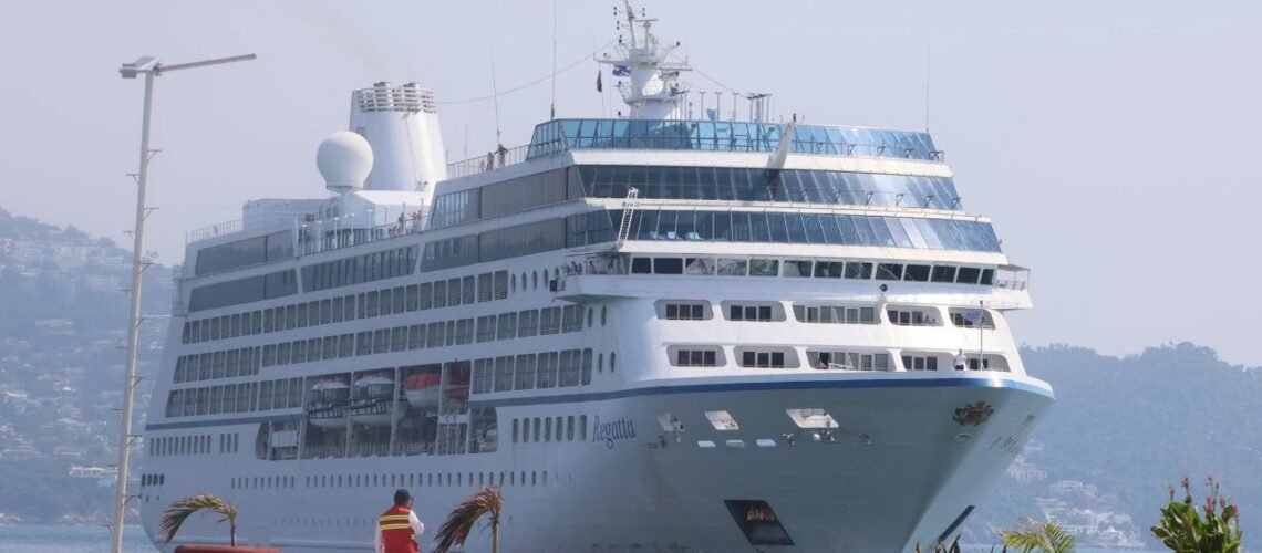 El crucero MS Regatta arriba al puerto de Acapulco