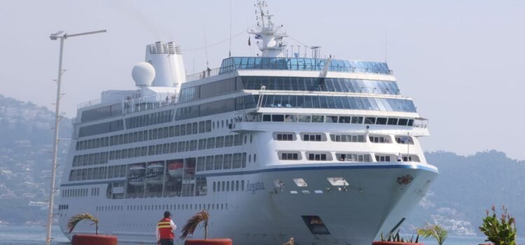 El crucero MS Regatta arriba al puerto de Acapulco El crucero MS Regatta arriba al puerto de Acapulco