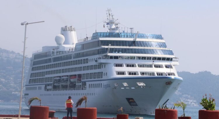 El crucero MS Regatta arriba al puerto de Acapulco