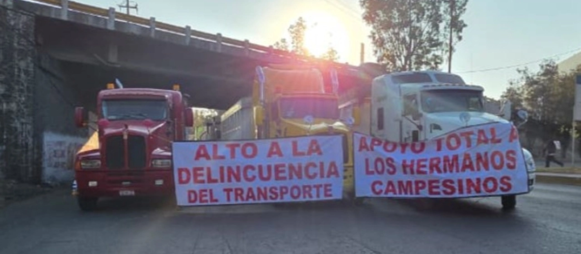 Mantienen transportistas bloqueos; no existen hasta el momento soluciones