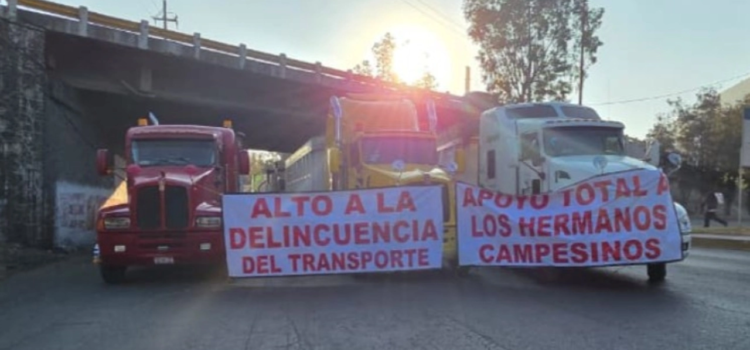Mantienen transportistas bloqueos; no existen hasta el momento soluciones