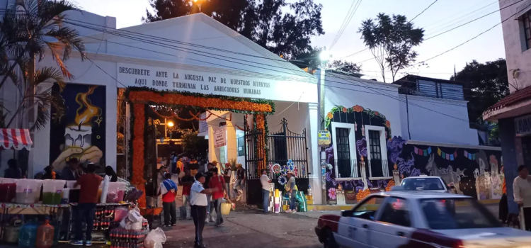 Guerrerenses llenan los panteones en la celebración por el Día de Muertos Guerrerenses llenan los panteones en la celebración por el Día de Muertos
