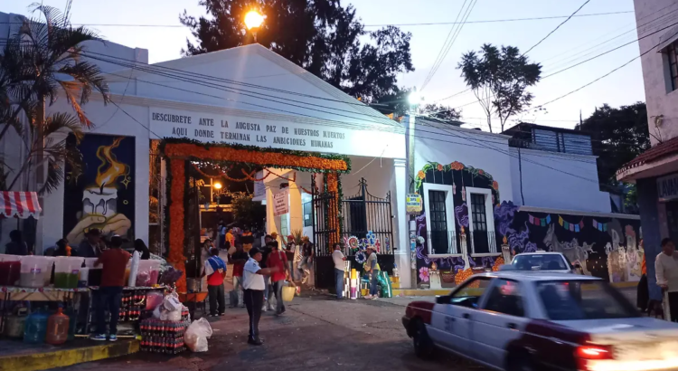 Guerrerenses llenan los panteones en la celebración por el Día de Muertos