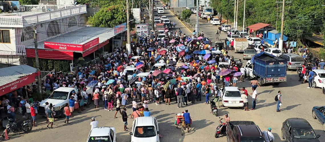 Esperan acuerdos los pobladores de Puerto Marqués y poder levantar el plantón