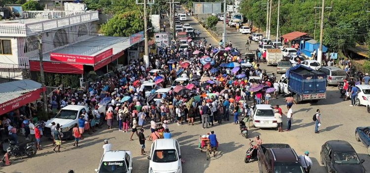 Esperan acuerdos los pobladores de Puerto Marqués y poder levantar el plantón