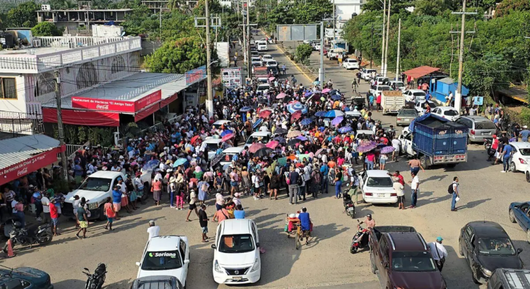 Esperan acuerdos los pobladores de Puerto Marqués y poder levantar el plantón