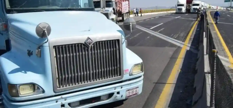 Entablaron campesinos y transportistas diálogo con Gobernación