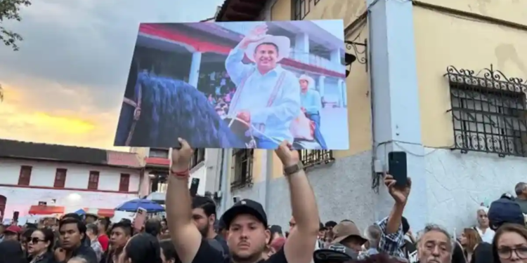 Miles despidieron a Carlos Manzo en Uruapan Miles despidieron a Carlos Manzo en Uruapan