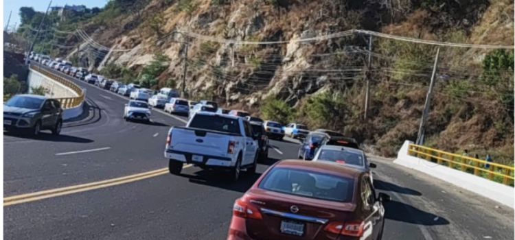 Realizan un bloqueo transportistas por cateo en Acapulco Realizan un bloqueo transportistas por cateo en Acapulco