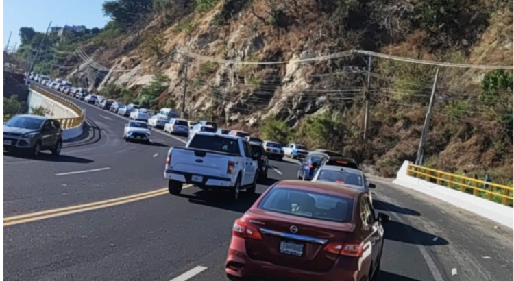 Realizan un bloqueo transportistas por cateo en Acapulco