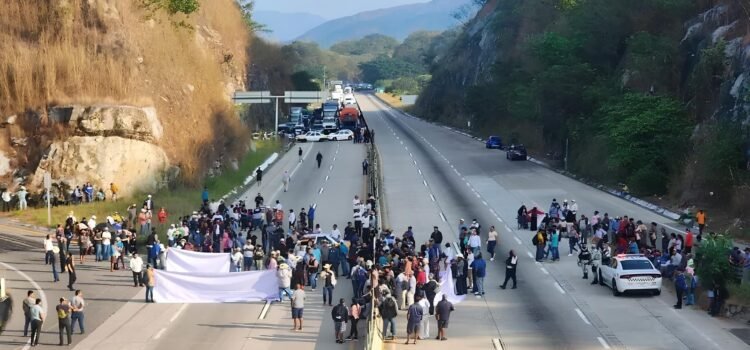 Pobladores y transportistas bloquean por siete horas la Autopista del Sol y carretera federal; exigen obras y atención oficial