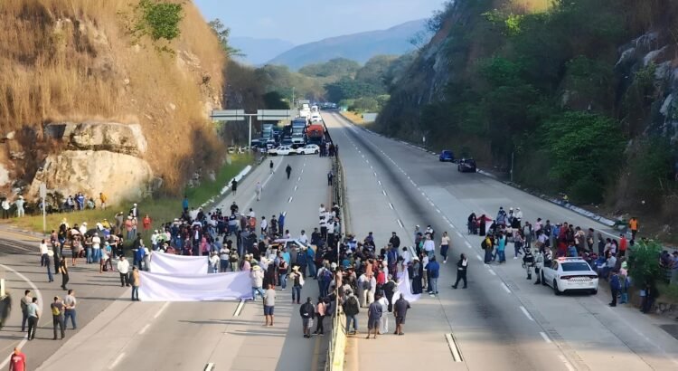 Pobladores y transportistas bloquean por siete horas la Autopista del Sol y carretera federal; exigen obras y atención oficial Pobladores y transportistas bloquean por siete horas la Autopista del Sol y carretera federal; exigen obras y atención oficial