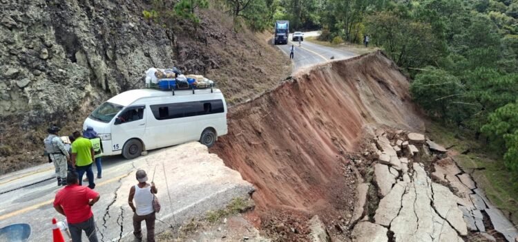 Colapsa la carretera Chilapa–Tlapa por un deslave Colapsa la carretera Chilapa–Tlapa por un deslave