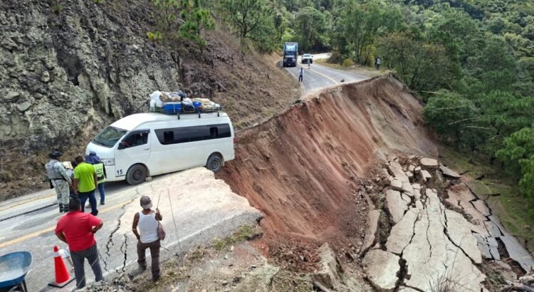 Colapsa la carretera Chilapa–Tlapa por un deslave Colapsa la carretera Chilapa–Tlapa por un deslave