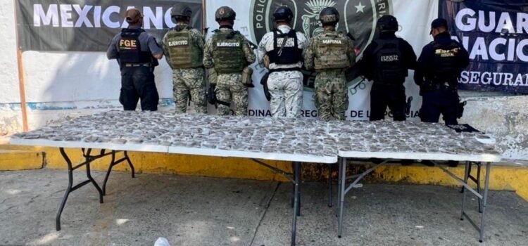 Huyen en motocicleta y abandonan 600 dosis de droga