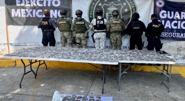 Huyen en motocicleta y abandonan 600 dosis de droga Huyen en motocicleta y abandonan 600 dosis de droga