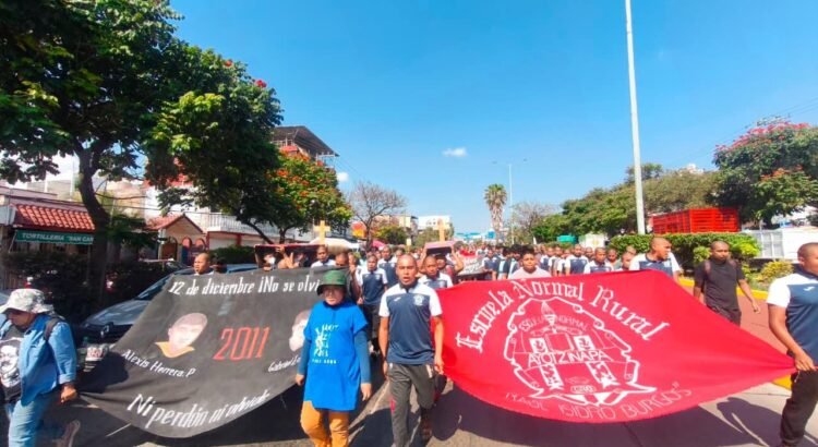 Más de mil personas marcharon en la conmemoración del 14 aniversario de los normalistas asesinados Más de mil personas marcharon en la conmemoración del 14 aniversario de los normalistas asesinados