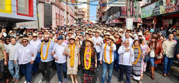 Con diferencias entre autoridades, inicia el Paseo del Pendón en Chilpancingo con menor asistencia