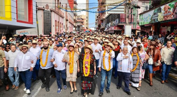 Con diferencias entre autoridades, inicia el Paseo del Pendón en Chilpancingo con menor asistencia