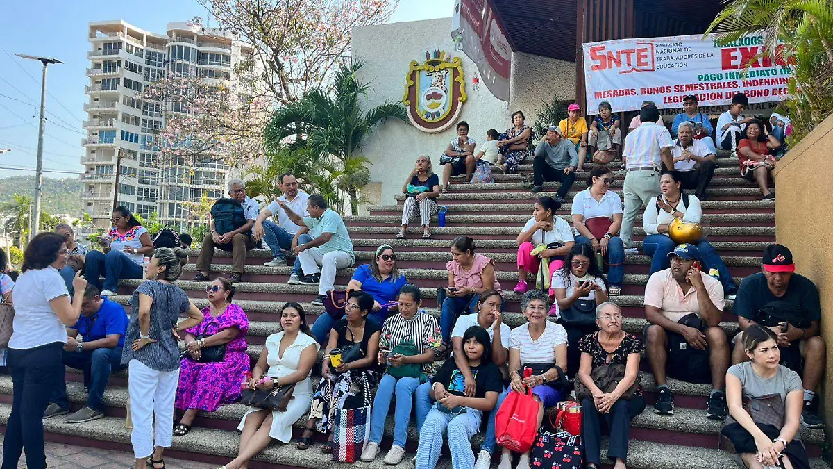 Jubilados del SNTE mantienen bloqueo en Finanzas