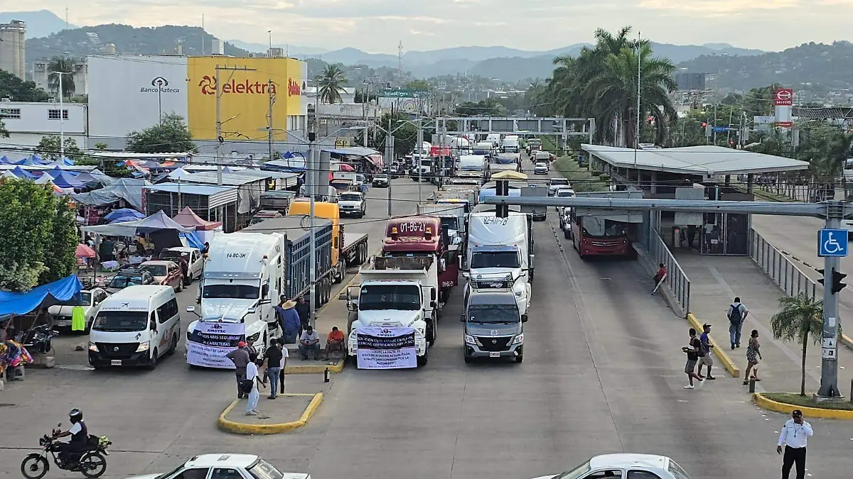 Colapsa acceso a Acapulco por bloqueo de AMOTAC