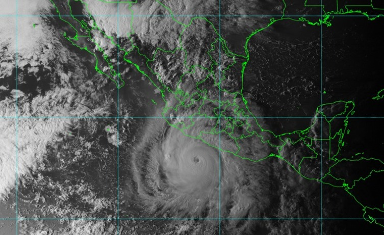 Polo vuelve a categoría 5 y amenaza con lluvias extremas